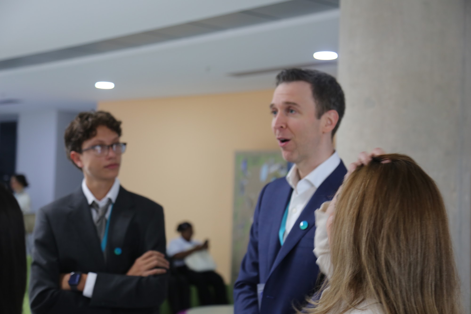 A mentor in conversation with a student before the programme starts.