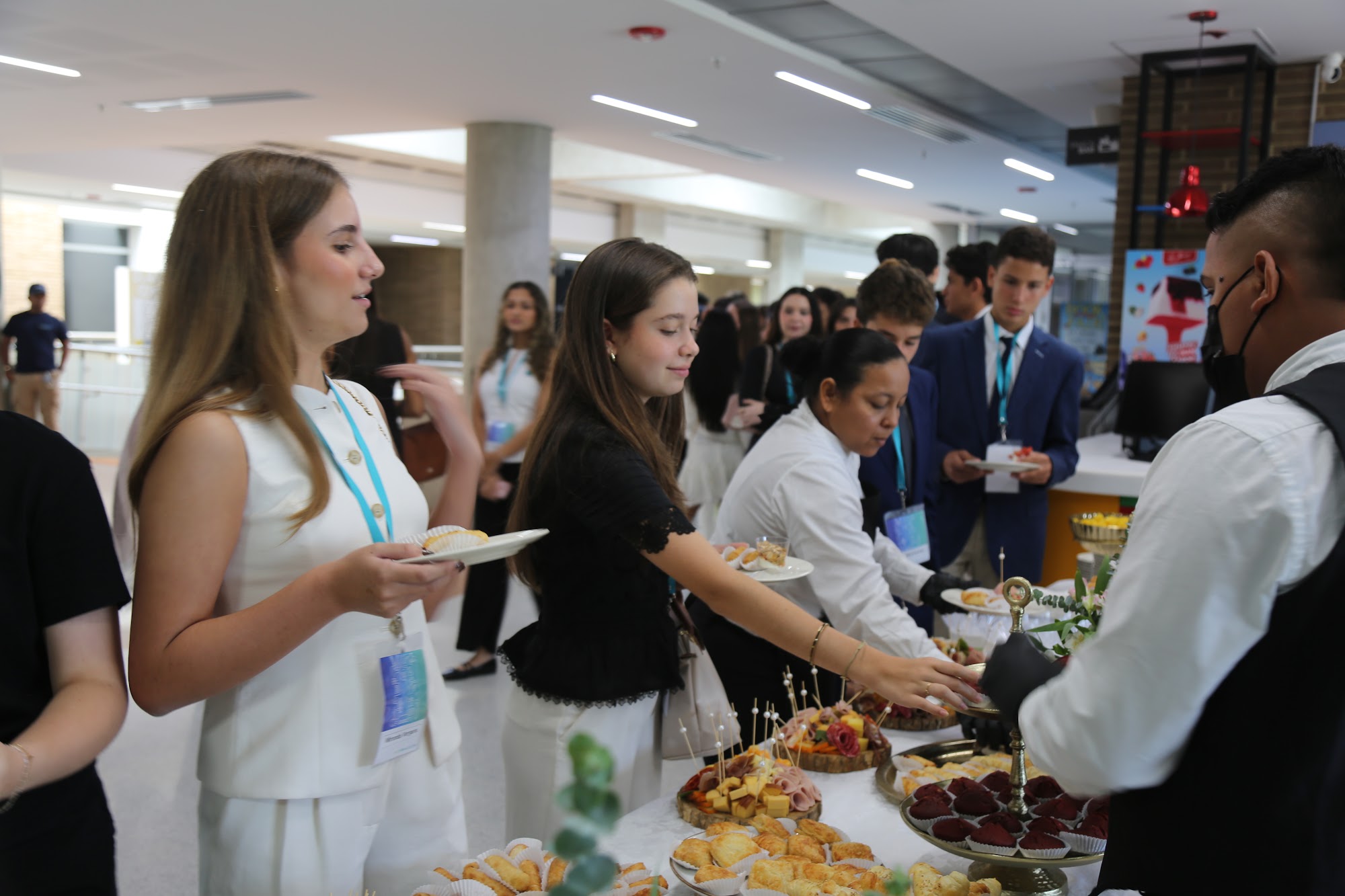 Students at the buffet during the morning break.